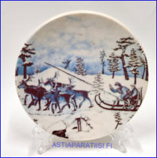 ARABIA,Porovaljakolla er�maassa nro 12 sein�lautanen. Design: Andreas Alariesto,1980-luku.Mitat Halkaisija n. 12 cm, 1kpl, 25�/kpl,(  Tuote nro 107A )