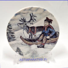 ARABIA, Poromies pulkassaan nro 25 sein�lautanen. Design: Andreas Alariesto,1980-luku.Mitat Halkaisija n. 12 cm, 1kpl, 25�/kpl,(  Tuote nro 108A )