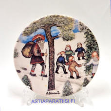 ARABIA, Vanhanajan joulu  nro.33 sein�lautanen. Design: Andreas Alariesto,1980-luku.Mitat Halkaisija n. 12 cm, 1kpl, 25�/kpl,( Tuote nro 117A )
