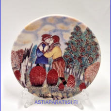 ARABIA, Onnelliset  nro.32 sein�lautanen. Design: Andreas Alariesto,1980-luku.Mitat Halkaisija n. 12 cm, 1kpl, 25�/kpl,( Tuote nro 119A )