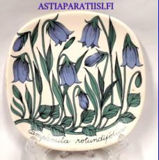 ARABIA,Sein�lautanen " Kissankello" Campanula rotunfifolia,Botanica,Design:Esteri Tomula,Valmistettu 1980-1981-luku,Korkeus n. 12 cm, leveys n. 12 cm,1 kpl,48� /kpl ( Tuote nro / Item #111E )