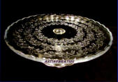 Kotimainen kakkutarjotin,  jalallinen puristelasia, halkaisija n. 29 cm, Korkeus n 8,5 cm , 1kpl. 65�/kpl