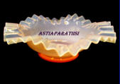 Kotimainen kakkutarjotin,  jalallinen puristelasia,1900-luvun alkua, halkaisija n. 27,5 cm, Korkeus n 9 cm , 1kpl. 120�/kpl