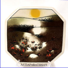 ARABIA, Sein�lautanen " Kes�y�n aurinko " Suunniteltu Finnairille, rajoitettu m��r�, Design:Helj� Liukko-Sundstr�m, Korkeus n. 15 cm, leveys n. 15 cm 35 �( Tuote nro / Item #253HL )