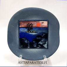 ARABIA, Sein�lautanen " Merimaisema " ,Design:Helj� Liukko-Sundstr�m, Valmistettu 1992 � 1999,Korkeus n. 11,5 cm, leveys n. 11,5 cm 50 �( Tuote nro / Item #267HL )