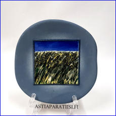 ARABIA, Sein�lautanen " Viljapelto ",Design:Helj� Liukko-Sundstr�m,Valmistusvuosi  1992,Korkeus n. 11,5 cm, leveys n. 11,5 cm 50 �( Tuote nro / Item #272HL )