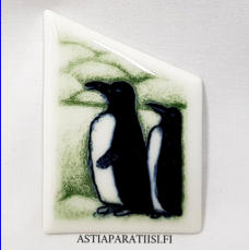 ARABIA, Posliini rintakoru " Herra ja Rouva Pingviini ", Design:Helj� Liukko-Sundstr�m, Valmistettu 1995,Korkeus n. 6,3 cm, leveys n. 4,5 cm 32 �( Tuote nro / Item #305HL )