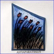ARABIA, Posliini rintakoru, Design:Helj� Liukko-Sundstr�m, Korkeus n. 6,3 cm, leveys n. 4,5 cm 25 �( Tuote nro / Item #308HL )