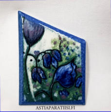 ARABIA, Posliini rintakoru " Nurmen nunnut " ,Design:Helj� Liukko-Sundstr�m, Valmistettu 1990-luvulta,Korkeus n. 6,3 cm, leveys n. 4,5 cm 32 � ( Tuote nro / Item #314HL )
