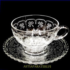 NUUTAJ�RVI LASI, Apila teekuppi ja asetti,Design:Kerttu Nurminen,Korkeus n.7 cm, halkaisija n.10,8 cm, 0 kpl, ( Tuote nro / Item #108J )