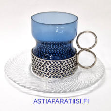 IITTALA,Tsaikka teelasi ja asetti / gl�gimuki, sininen lasi, metalli pidike,Design:Timo Sarpaneva,Suunniteltu: 1965,Korkeus n.8 cm , Halkaisija n.6,7 cm, 5 setti,45�/setti, ( Tuote nro / Item #633J )