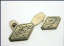 Hopeiset kalvosinnapit, Design J. Launiainen Helsinki Finland, 1936, mitat n. 2,4cm x 1,5cm, 45�