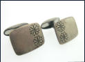 Hopeiset kalvosinnapit, 1970, Design R�s�nen, Kuopio Finland, 1943-1979, mitat n. 1,9cm x 1,4cm, 45�