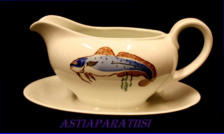 ARABIA, Malli R kastikekulho Design:Olga Osol ja Reinhard Richter sama kastikeastia eri puolilta, k�sinv�ritetty leimakoriste Aquarium Anja Juurikkala, pohjassa koristeleima AQUARIUM kruunuleima 1949-64 luku ja teksti Handpainted puolikaarena.280�