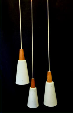 Kattovalaisin tiikki- ja lasikupit, 1960-luku,Kolme valopistett�, lasikuppien korkeus n.30 cm,Kokonaiskorkeus n. 120 cm. ( Tuote nro / Item #108KV )