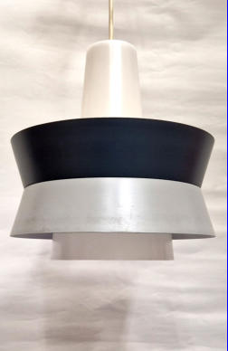 KATTOVALAISIN, Valkoinen sis�osa muovia, muut metallia, 1960/70-luku,Mitat: halk. n. 25 cm,Kokonaiskorkeus n.70 cm.( Tuote nro / Item #130KV )