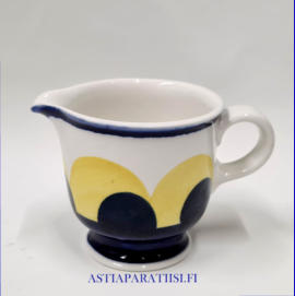 ARABIA, Paju kermakko,Design:Anja Jaatinen-Winqvist,Valmistettu 1969-1973-luvulta, 55 �,( Tuote nro 101 G )