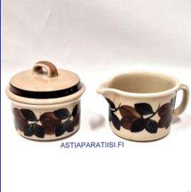 ARABIA, Ruija sokerikko ja kermakko, k�sinmaalattu,Design:Raija Uosikkinen,Valmistettu 1975-1981-luvulta, Kermakon korkeus:n. 7 cm, Halkaisija: n.9 cm,Sokerikon korkeus:n.10 cm,(kannen kanssa) Halkaisija:n.10 cm,1pari,75�( Tuote nro 102 G )