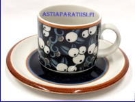 ARABIA, Taika kahvikuppi ja asetti,Design:Inkeri Leivo (koriste), Anja Jaatinen-Winquist (malli) ,Suunniteltu vuonna 1968 (malli), 1976 (koriste),Kupin korkeus n. 6,7 cm, halkaisija n. 7,7 cm,0 kpl, ( Tuote nro 418Q )