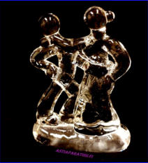 Lasinen pariskunta figuuri,korkeus n. 14 cm, leveys n. 10,5 cm.1kpl,45�/kpl