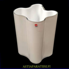 IITTALA, Aalto Valkoinen maljakko,Design:Alvar Aalto.signeeraus pohjassa,Korkeus  n.18 cm, halkaisija n.15,5 cm 1 kpl,234� /kpl ( Tuote nro / Item #297MA )