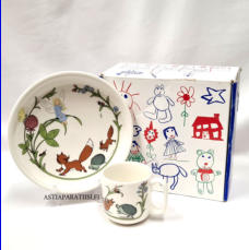 ARABIA,Mets�n keiju, lasten muki ja lautanen,Uusi k�ytt�m�t�n,Design: Kirsti Brandt, mukin korkeus n.7 cm, halkaisija n.7 cm,lautasen halkaisija n. 18.3 cm, 0 setti( Tuote nro 363P )