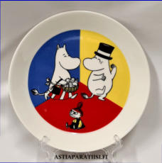ARABIA,Muumi matala lautanen Perhe,kaksipuoleinen uusi,Moomin Plate, Family (2004-2007)double-sided,Design:Tove Slotte-Elevant, halkaisija n. 19,5 cm, 2 kpl,94�/kpl,( Tuote nro 233M )'