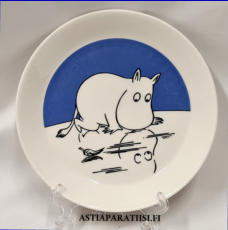 ARABIA,Muumi matala lautanen Muumipeikko j��ll�,kaksipuoleinen ,Moomin Plate, Moomintroll on Ice (2002-2007) double-sided,Design:Tove Slotte-Elevant,v�h�isi� k�yt�n j�lki�, halkaisija n. 19,5 cm, 1 kpl,54�/kpl,( Tuote nro 234M )'