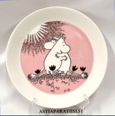 ARABIA,Muumi matala lautanen Rakkaus ,kaksipuolinen,Moomin Plate, Love (2004-2006, two sided.( 2014, 2015),Design:Tove Slotte-Elevant, halkaisija n. 19,5 cm, 1 kpl,64�/kpl,( Tuote nro 238M )'