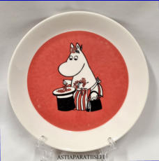 ARABIA,Muumi matala lautanen Muumimamma ja marjat ,kaksipuolinen,Moomin Plate, Moominmamma and Berries (2002-2007, two sided),Design:Tove Slotte-Elevant,,v�h�isi� k�yt�n j�lki�, halkaisija n. 19,5 cm, 1 kpl,54�/kpl,( Tuote nro 241M )'