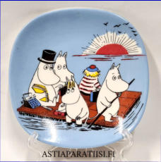 ARABIA,Muumi sein�lautanen Muumiperhe lautalla (1991-1997),Moomin wall plate Moomin Family on a Float,Design:Tove Slotte-Elevant / Tove Jansson,Leveys n. 12 cm, korkeus n.12 cm,1 kpl,98�/kpl,( Tuote nro 265M )