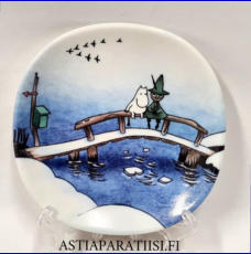 ARABIA,Muumi sein�lautanen Yst�vyys (2005-2007),Moomin wall plate Friendship,Design:Tove Slotte-Elevant / Tove Jansson,Leveys n. 12 cm, korkeus n.12 cm,1 kpl,105�/kpl,( Tuote nro 275M )