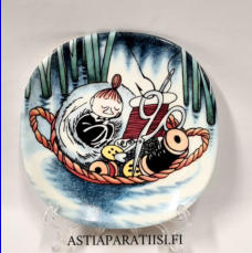 ARABIA,Muumi sein�lautanen Nokoset ompelukorissa (1999-2002),Moomin wall plate Nap in Sewing Basket ,Design:Tove Slotte-Elevant / Tove Jansson,Leveys n. 12 cm, korkeus n.12 cm,1 kpl,145�/kpl,( Tuote nro 276M )