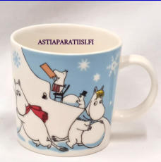 ARABIA,Muumimuki Lumileikkej�, talvikausimuki ,Moomin Mug, Winter Games (winter season mug 2011),Design: Tove Slotte-Elevant,Korkeus n. 8 cm, halkaisija n. 8 cm, 3kpl,77�/kpl,( Tuote nro 125M )