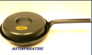 Rosenlew valurautapannu pata Design:Timo Sarpaneva,halk. n.23cm, kork. n.8,5cm, 1kpl, 150�/kpl