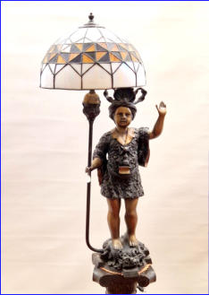 P�YT�VALAISIN,Pronssiveistos mies patsas ,Tiffany varjostimella ,Mitat: halk. n.  45 cm,korkeus n.95 cm.( Tuote nro / Item #107PV )