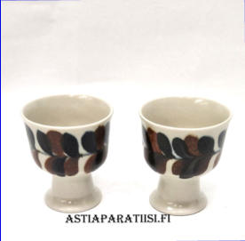ARABIA, pikari,k�sinmaalattu signeerattu,Design:Gunvor Olin-Gr�nqvist,korkeus:n.8 cm, Halkaisija: n.7 cm,2kpl,42� ( Tuote nro 127Y )