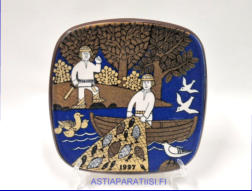 ARABIA, Vuosilautanen 1997,Design:Raija Uosikkinen,halkaisija .n. 20,5 cm X20,5 cm, 1kpl. 69�/kpl,( Tuote nro 124AM )