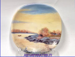 ARABIA,Sein�lautanen Syksyn v�rit saaristossa, Design: Anita Rantanen-Siewers,Mitat Korkeus n. 12 cm, leveys n. 12 cm,1kpl.25�/kpl,( Tuote nro 186AM )