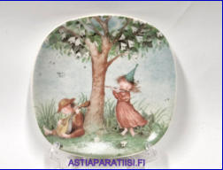 ARABIA,Sein�lautanen Kes�soitto "Nelj� vuodenaikaa" 1990-luku,Design:Kaarina Kaila,Mitat Korkeus n. 12 cm, leveys n. 12 cm,1kpl.25�/kpl,( Tuote nro 205AM )