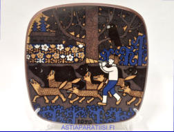 ARABIA, Vuosilautanen 1979,Design:Raija Uosikkinen,halkaisija .n. 20,5 cm X20,5 cm, 1kpl. 35�/kpl,( Tuote nro 106AM )