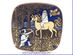 ARABIA, Vuosilautanen 1982,Design:Raija Uosikkinen,halkaisija .n. 20,5 cm X20,5 cm, 1kpl. 38�/kpl,( Tuote nro 109AM )