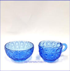 RIIHIM�EN LASI,Riikinkukko kermakko ja sokerikko,sininen v�ri,Design:Nanny Still.Kermakon korkeus:n. 6 cm, Halkaisija: n.7,5 cm,Sokerikon korkeus:n.5,2 cm, Halkaisija:n.10 cm, pari,45� ( Tuote nro / Item #102S )