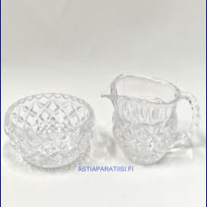 Kristallia kermakko ja sokerikko, Kermakko korkeus:n.8 cm, Halkaisija n.7 cm,Sokerikon korkeus:n.5 cm, Halkaisija:n.8,5 cm, pari,45� ( Tuote nro / Item #157S )