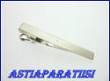 Kotimainen solmioneula, Finland, sign. RMV, mitat n. 4,5cm x 0,5cm, 38�