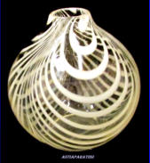 KUMELA, lasimalja, Design:Maija Carlson,1950-luvulta,korkeus n.12 cm, leveys n. 11 cm,1kpl,120�