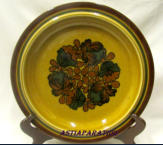 ARABIA ,  Otso iso tarjoilulautanen,Design:  Raija Uosikkinen 1975-78-luku,Leveys 33,5 cm,4 kpl,65�/kpl
