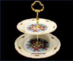APILANLEHTI,kerrostarjotin Christineholm porcelaine exclusive edition, Design:  Carl Larsson APILANLEHTI, PERINNEJOULU 2-KERROSVATI, UUSI, 1KPL,95�